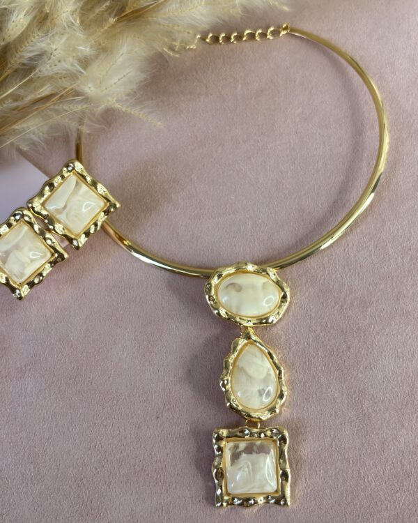 Conjunto Colar + Brinco Aro Resinado Dourado Marfim