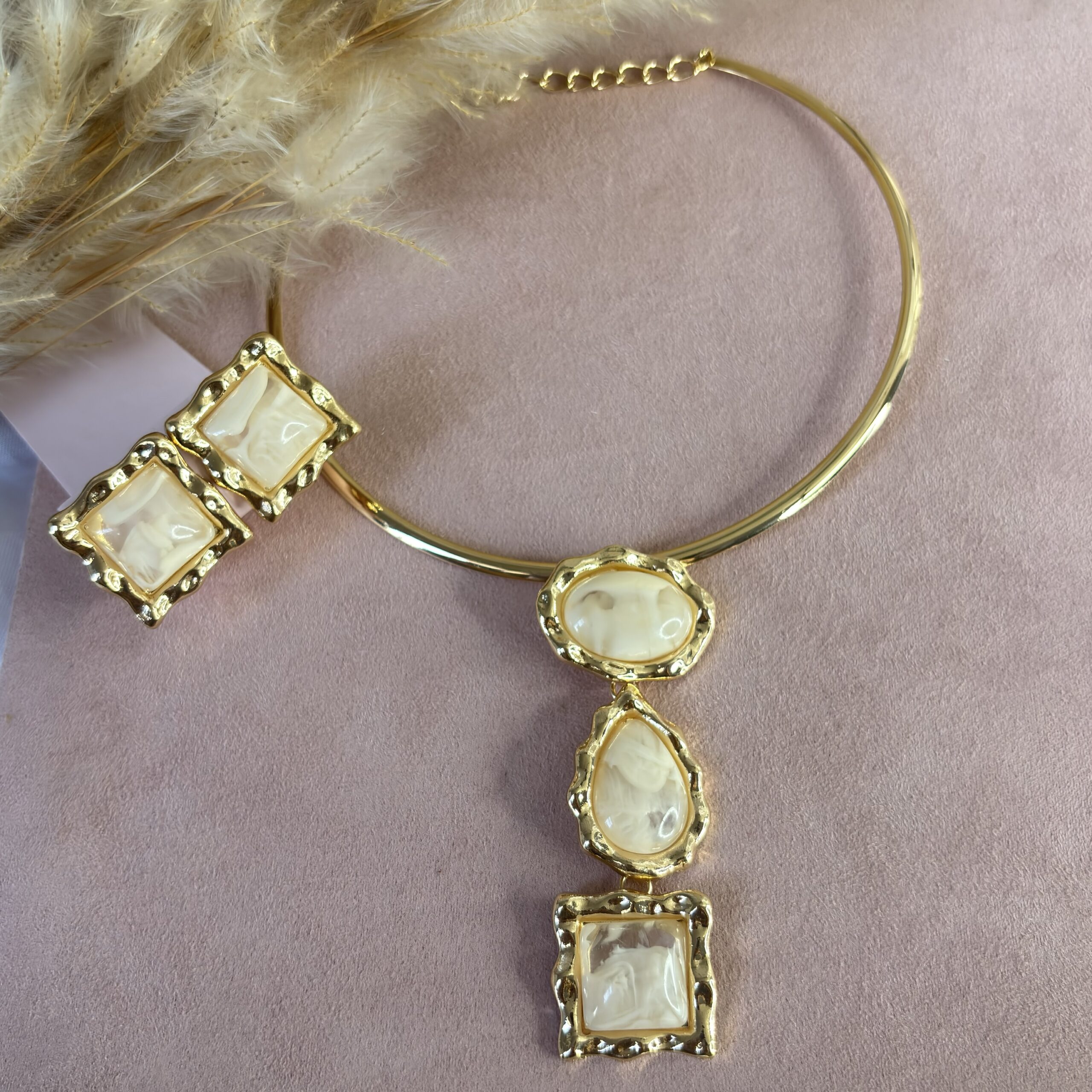 Conjunto Colar + Brinco Aro Resinado Dourado Marfim