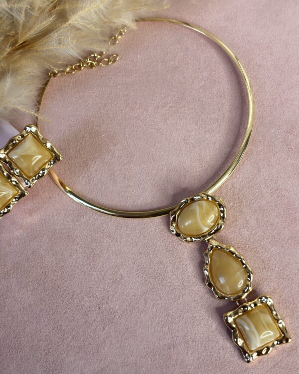 Conjunto Colar + Brinco Aro Resinado Dourado Caramelo