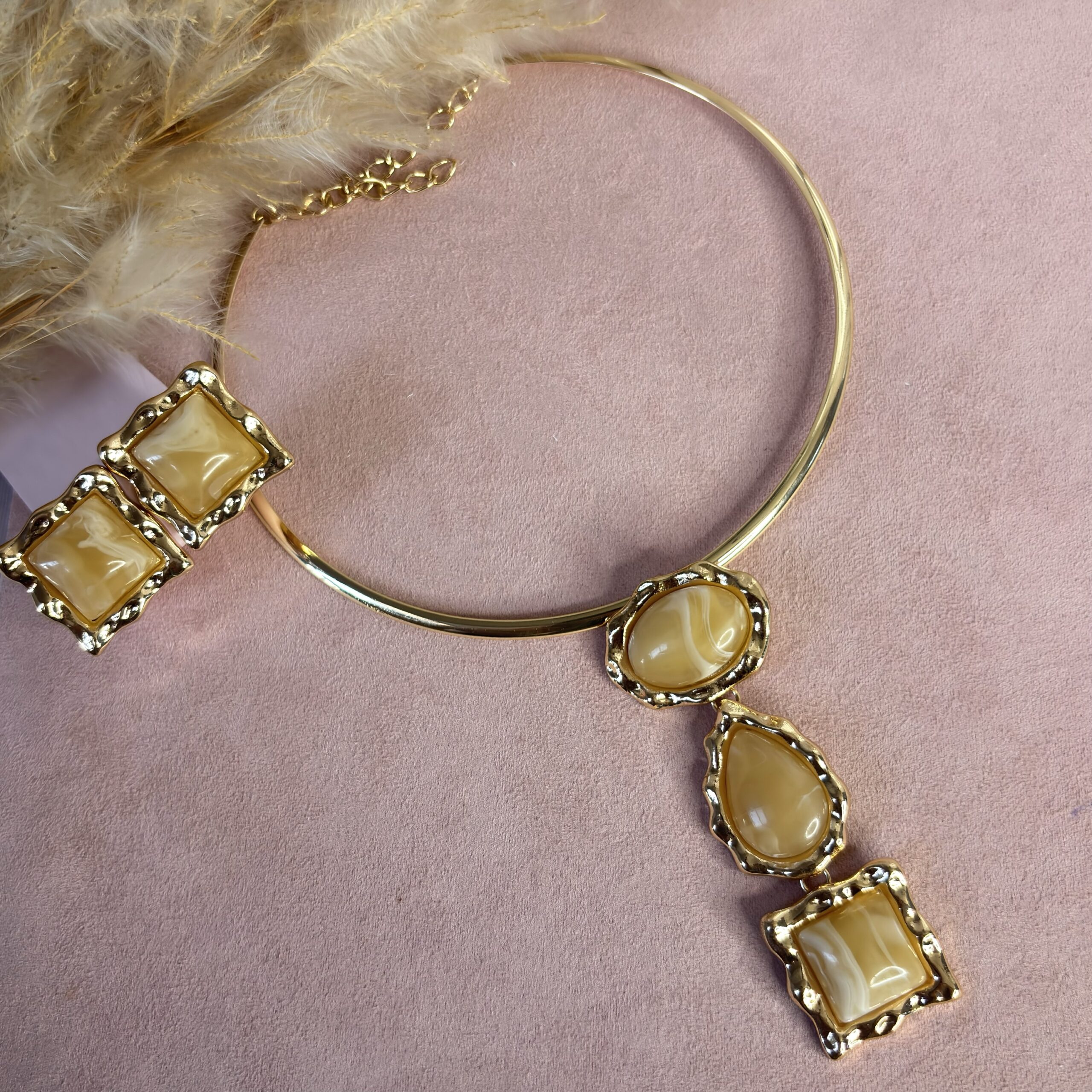 Conjunto Colar + Brinco Aro Resinado Dourado Caramelo