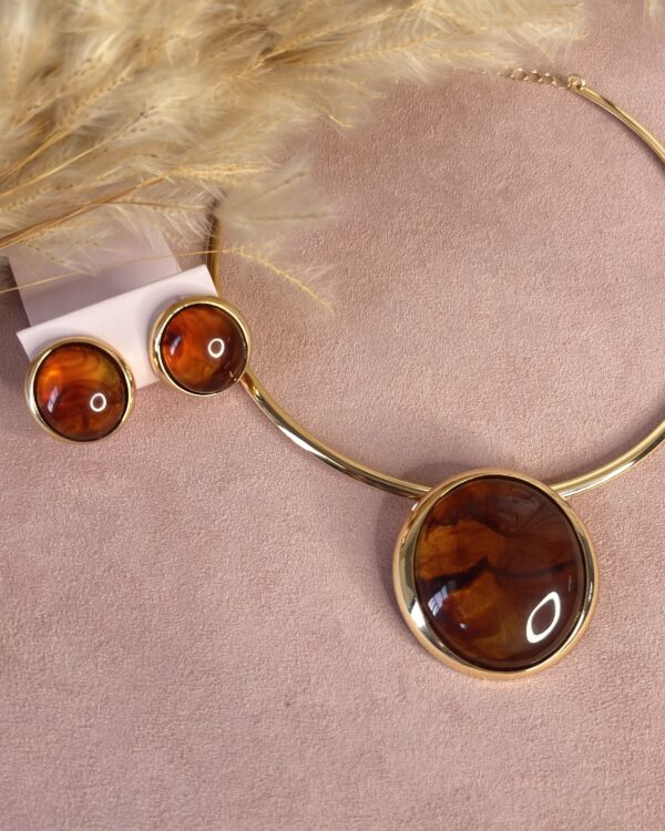 Conjunto Colar + Brinco Aro Resinado Dourado Marrom