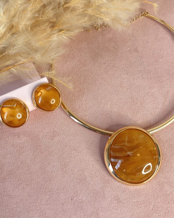 Conjunto Colar + Brinco Aro Resinado Dourado Caramelo