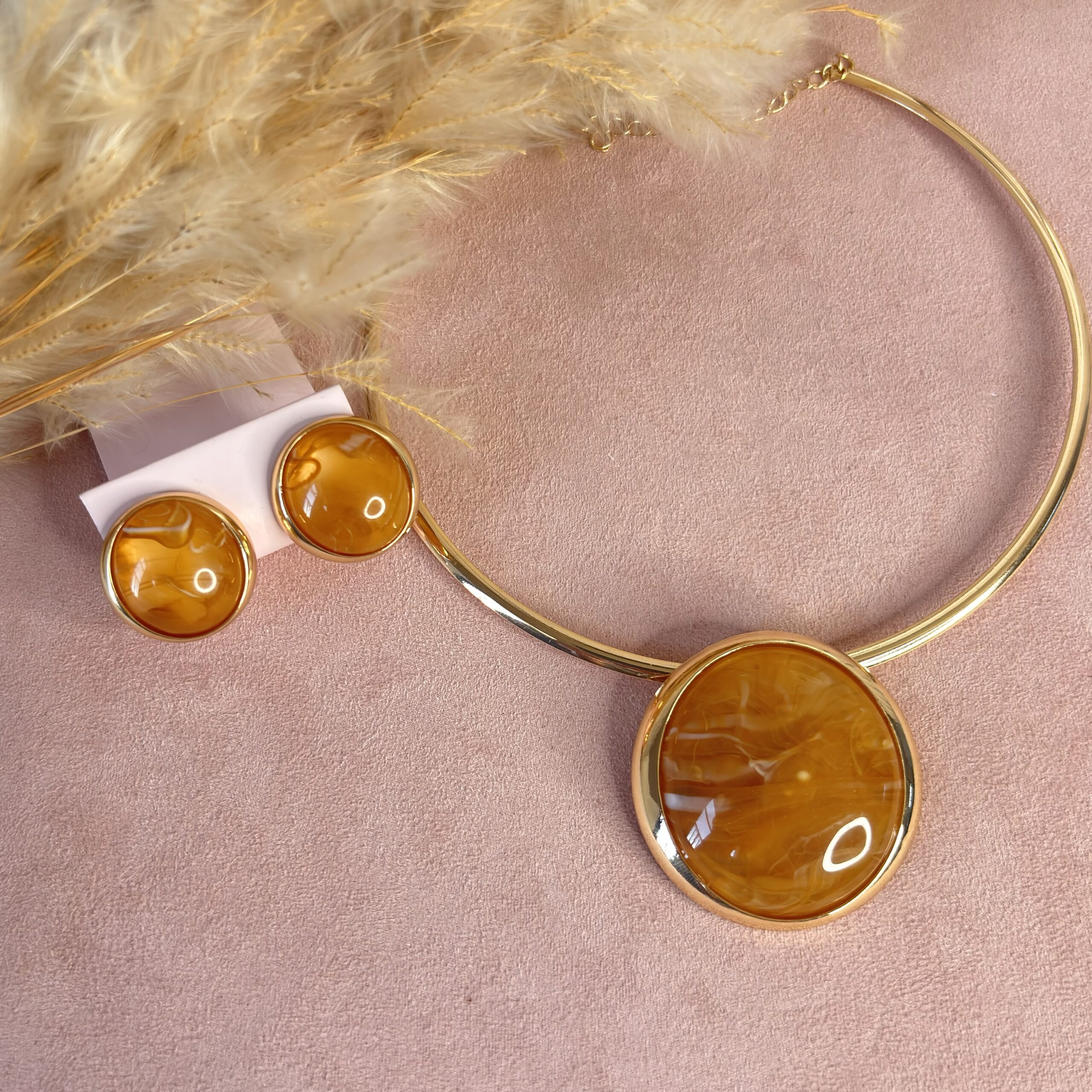 Conjunto Colar + Brinco Aro Resinado Dourado Caramelo