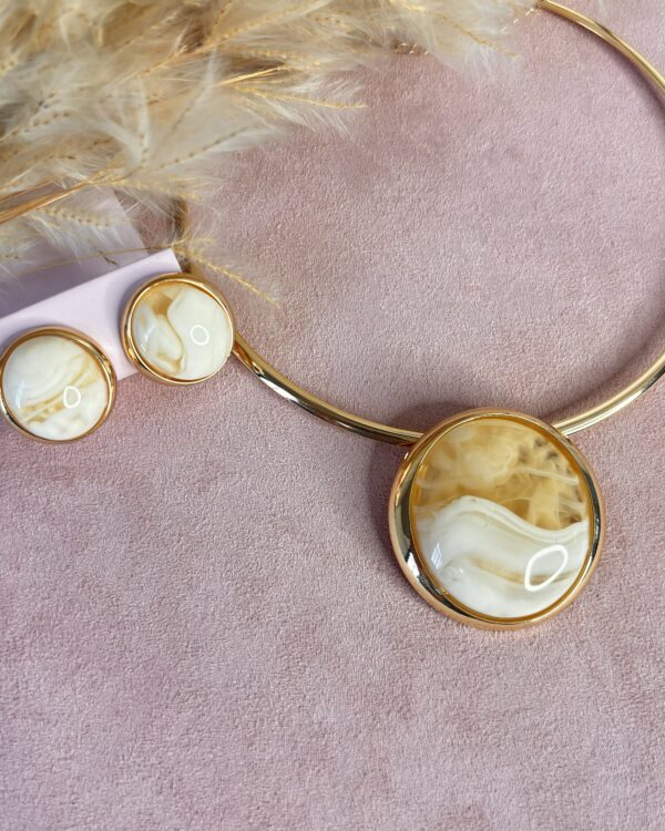 Conjunto Colar + Brinco Aro Resinado Dourado Mesclado