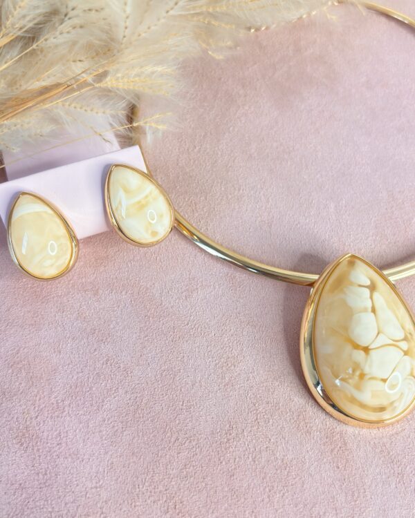 Conjunto Colar + Brinco Aro Resinado Dourado Bege
