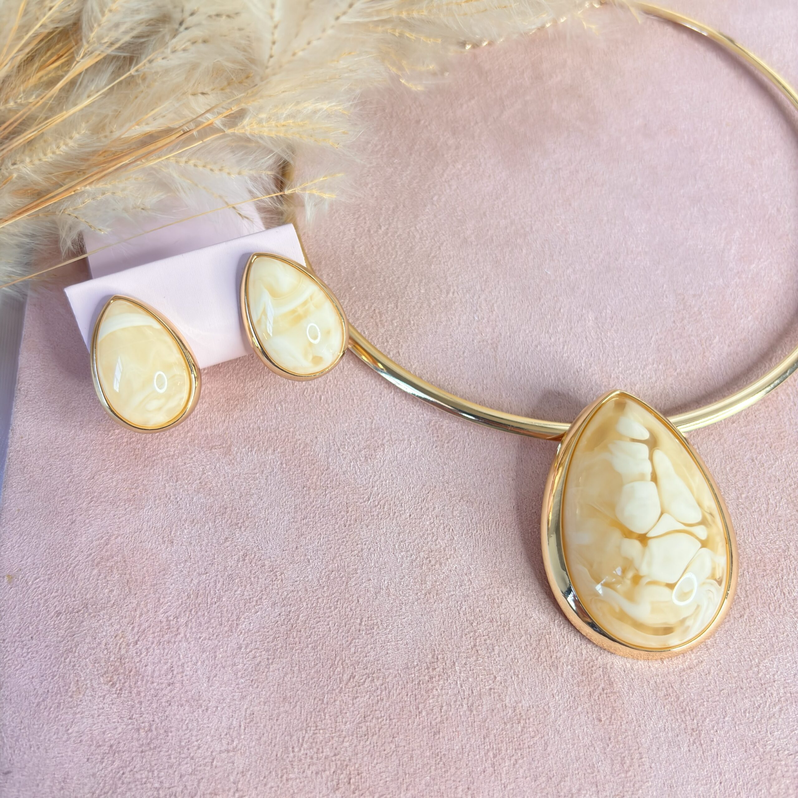 Conjunto Colar + Brinco Aro Resinado Dourado Bege