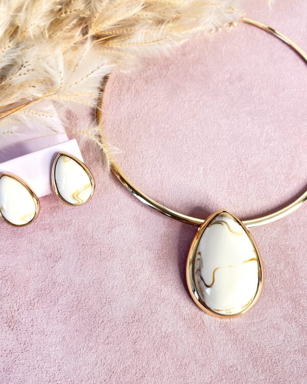Conjunto Colar + Brinco Aro Resinado Dourado Branco