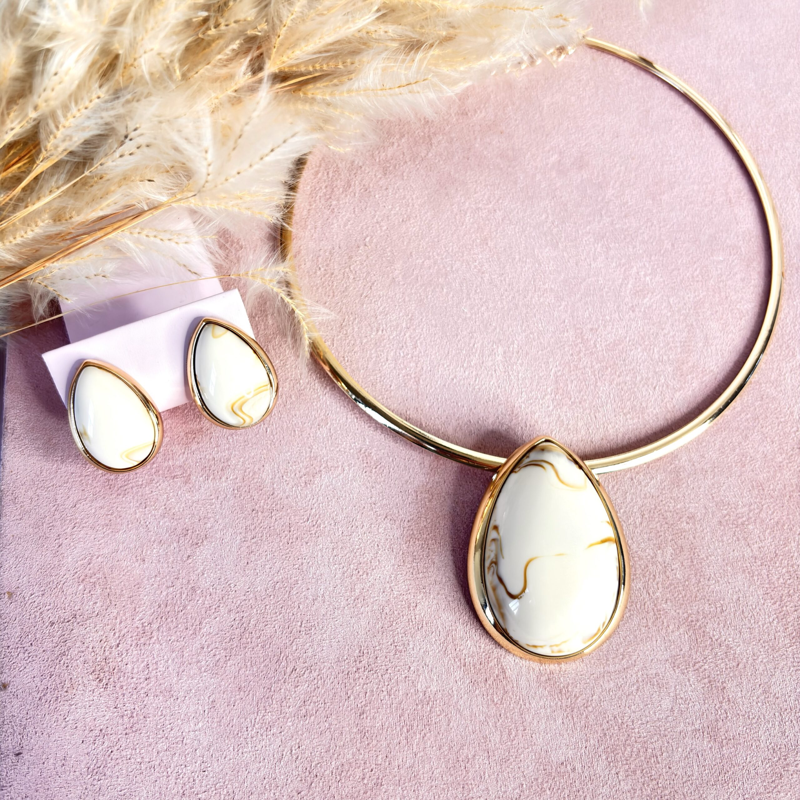Conjunto Colar + Brinco Aro Resinado Dourado Branco