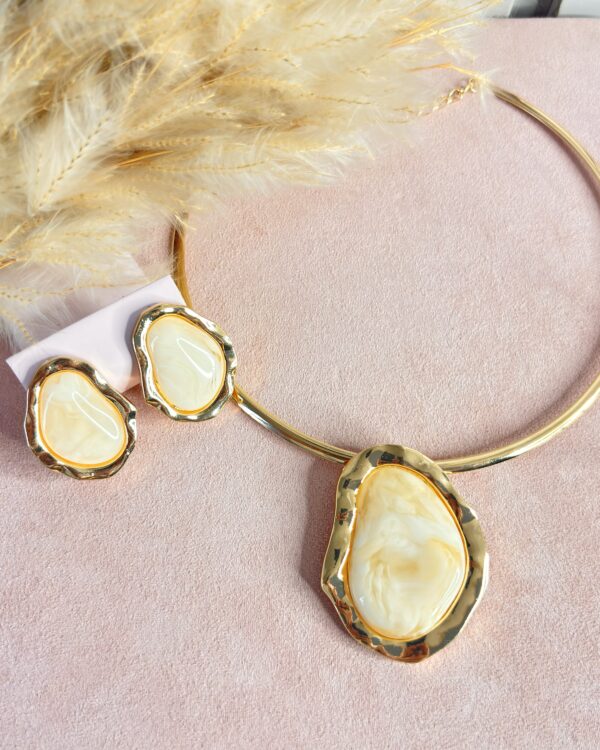 Conjunto Colar + Brinco Aro Resinado Dourado Bege