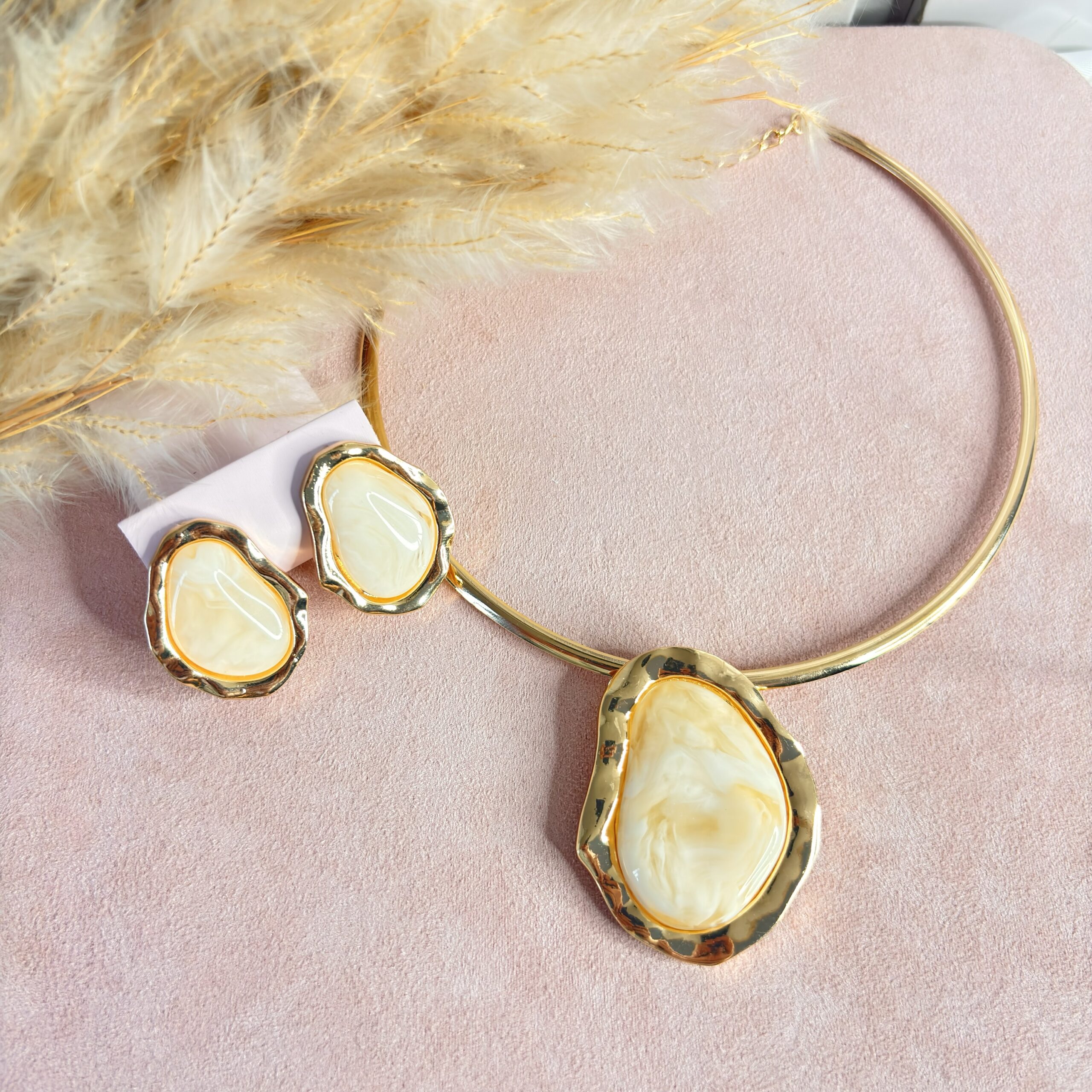 Conjunto Colar + Brinco Aro Resinado Dourado Bege